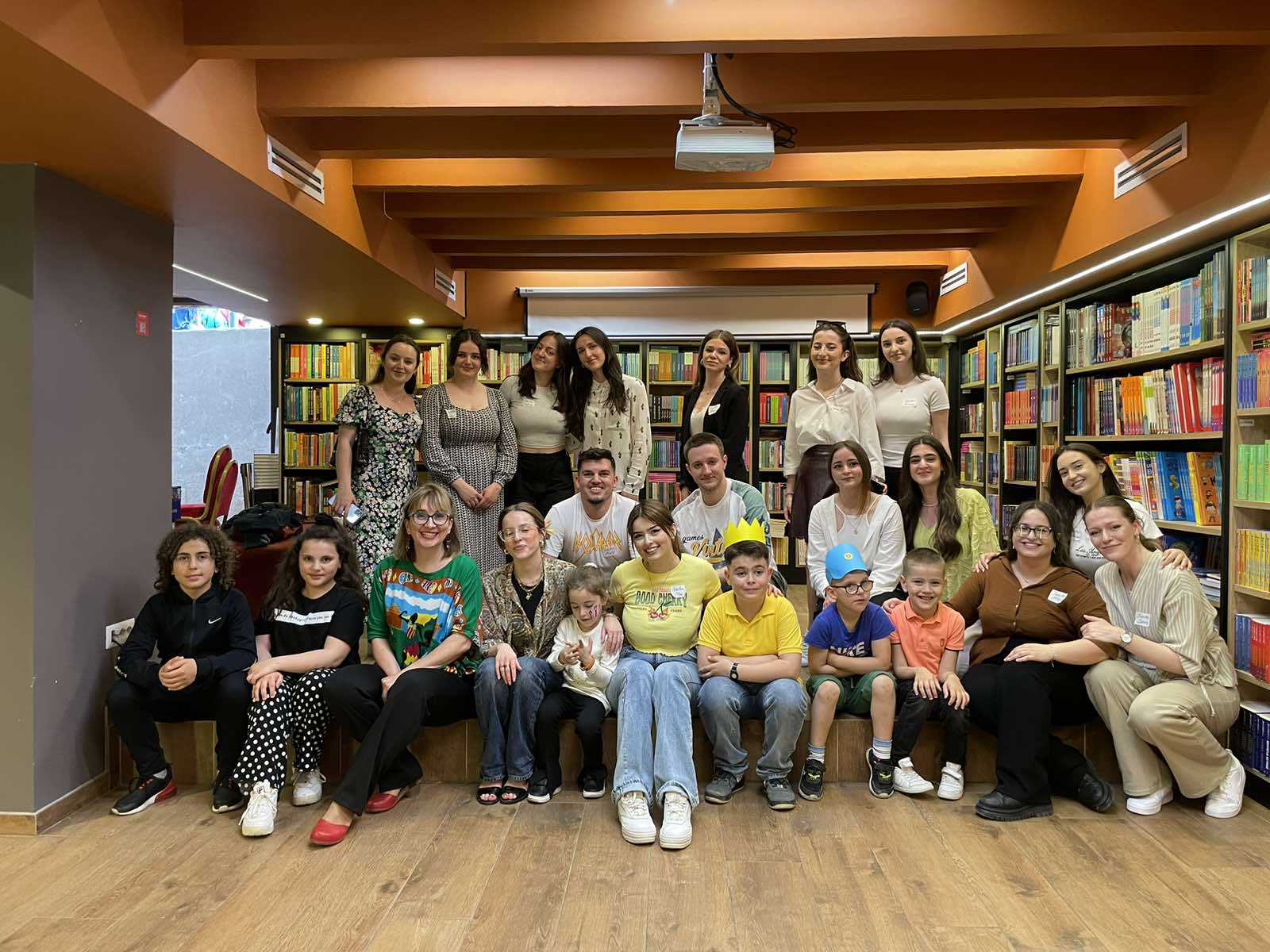 Studentët e anglishtes e shënuan 1 qershorin në librarinë Dukagjini bashkë me nxënës nga Lugina e Preshevës